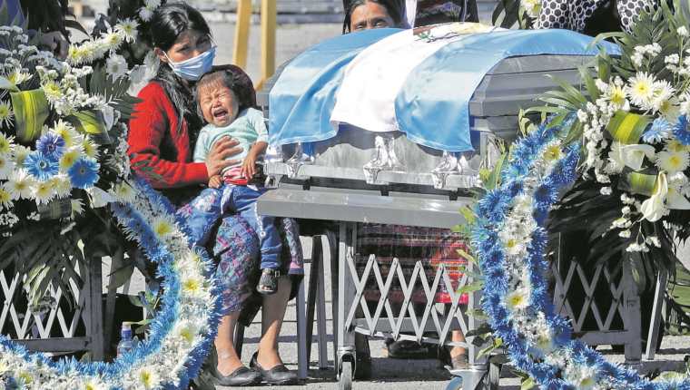 Una mujer, desconsolada, recibe el cuerpo de uno de sus familiares que murió en la masacre de Camargo, Tamaulipas, en enero de 2021. Por el caso hay policías estatales señalados, pero todavía no hay condenas. (Foto Prensa Libre: Hemeroteca PL/Esbin García)