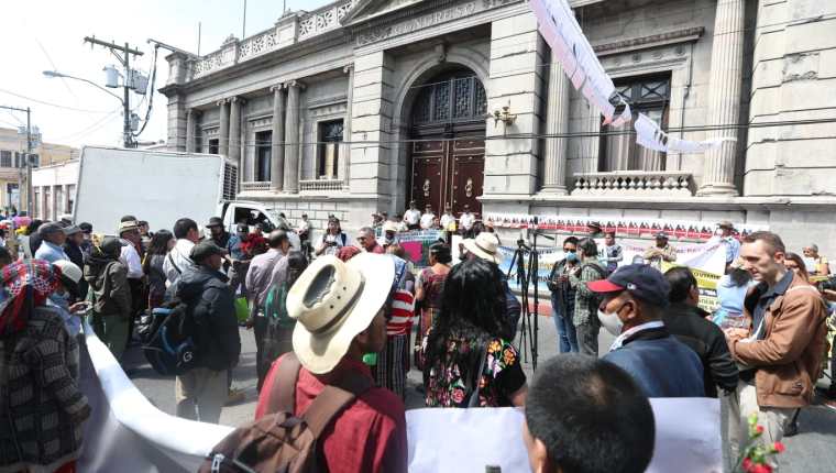 Organizaciones indígenas presentaron este 24 de febrero una acción de amparo en contra de la candidatura presidencial de Zury Ríos. (Foto Prensa Libre: Roberto López)