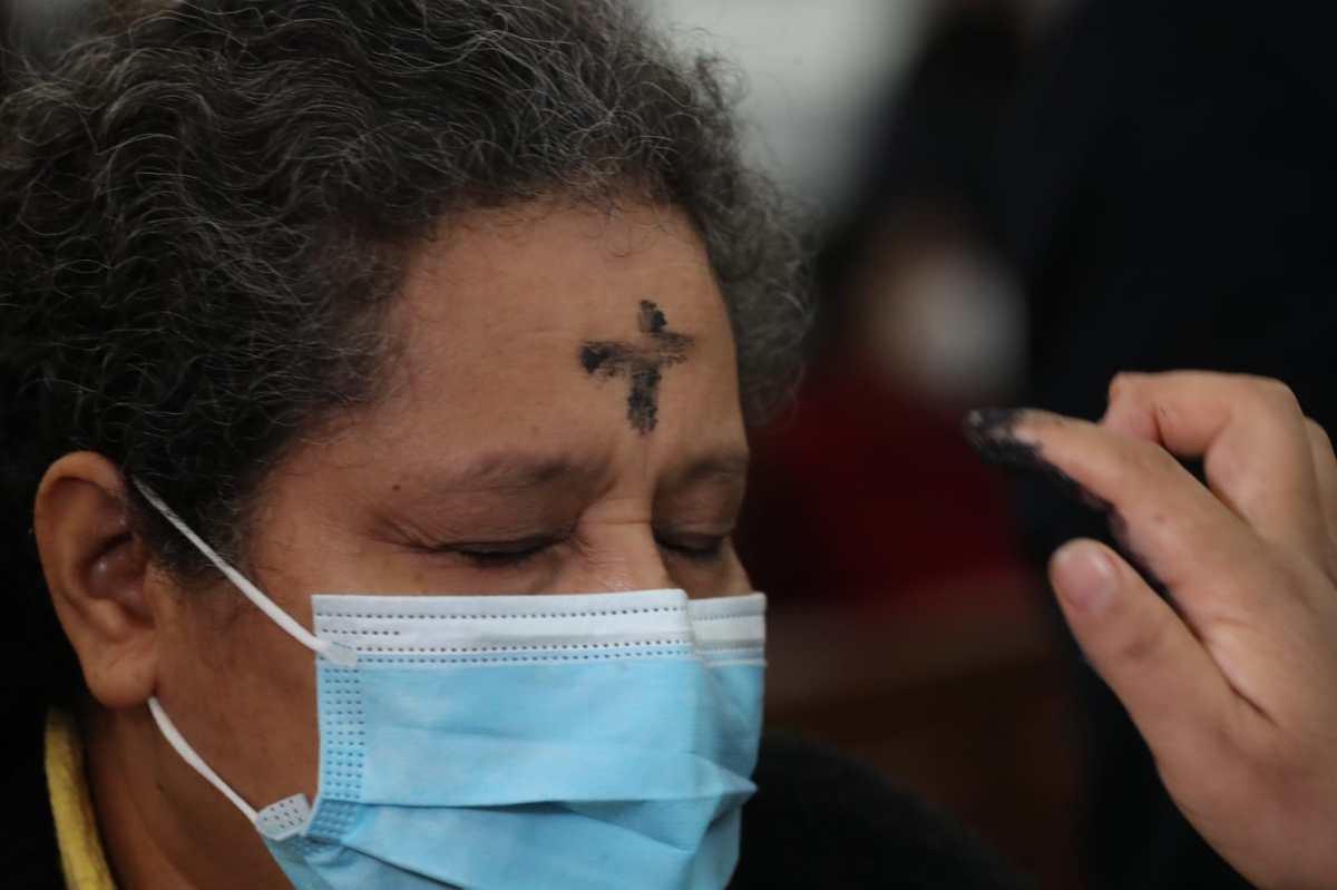 Feligreses asisten a la imposición de la cruz de ceniza este miércoles 22 de febrero. (Foto Prensa Libre: E. Vargas)