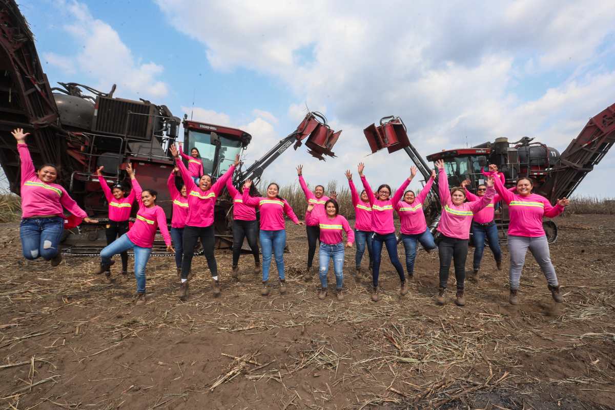 Desde el 2018, 44 mujeres conforman el Frente Femenino de Cosecha Mecanizada del Ingenio La Unión, el primer proyecto de su naturaleza en toda la agroindustria azucarera. (Foto Prensa Libre: Juan Diego González).  230223
