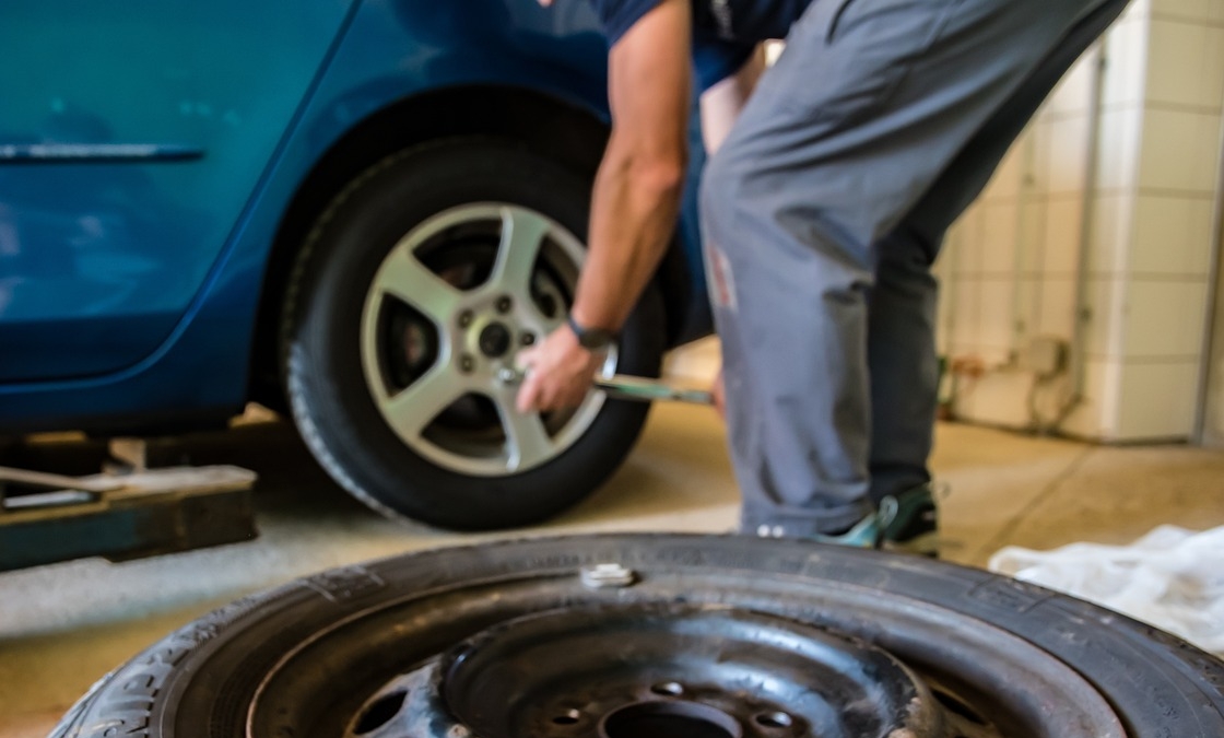 Dos compañeras originarias de San Antonio fueron atacadas por un hombre cuando se les acercó con la mentira de ayudarlas a cambiar un neumático desinflado. (Foto Prensa Libre: Pixabay)