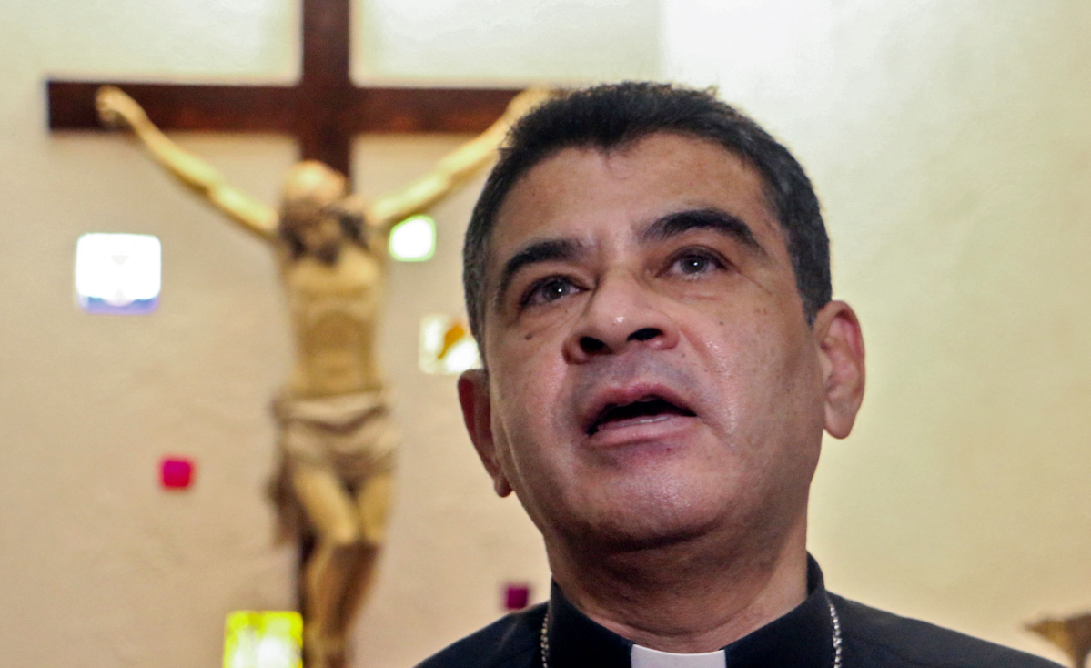 Obispo nicaragüense Rolando Álvarez es condenado a 26 años y 4 meses de prisión por delitos considerados “traición a la patria”