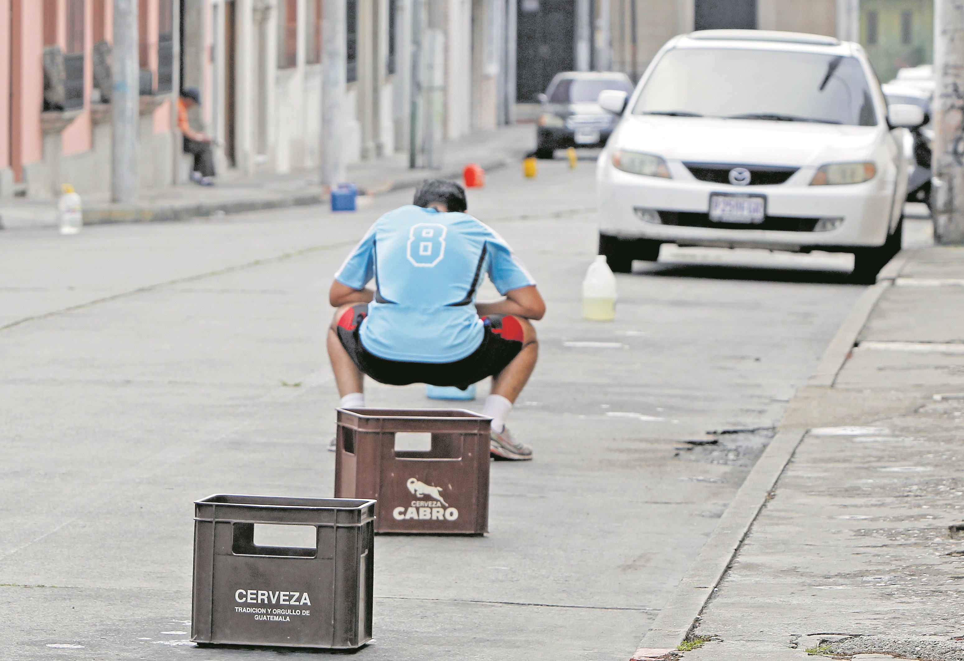 En las calles y avenidas de la zona 1 es más visibles los abusos que cometen los cuidadores de vehículos. (Foto Prensa Libre: Hemeroteca PL)