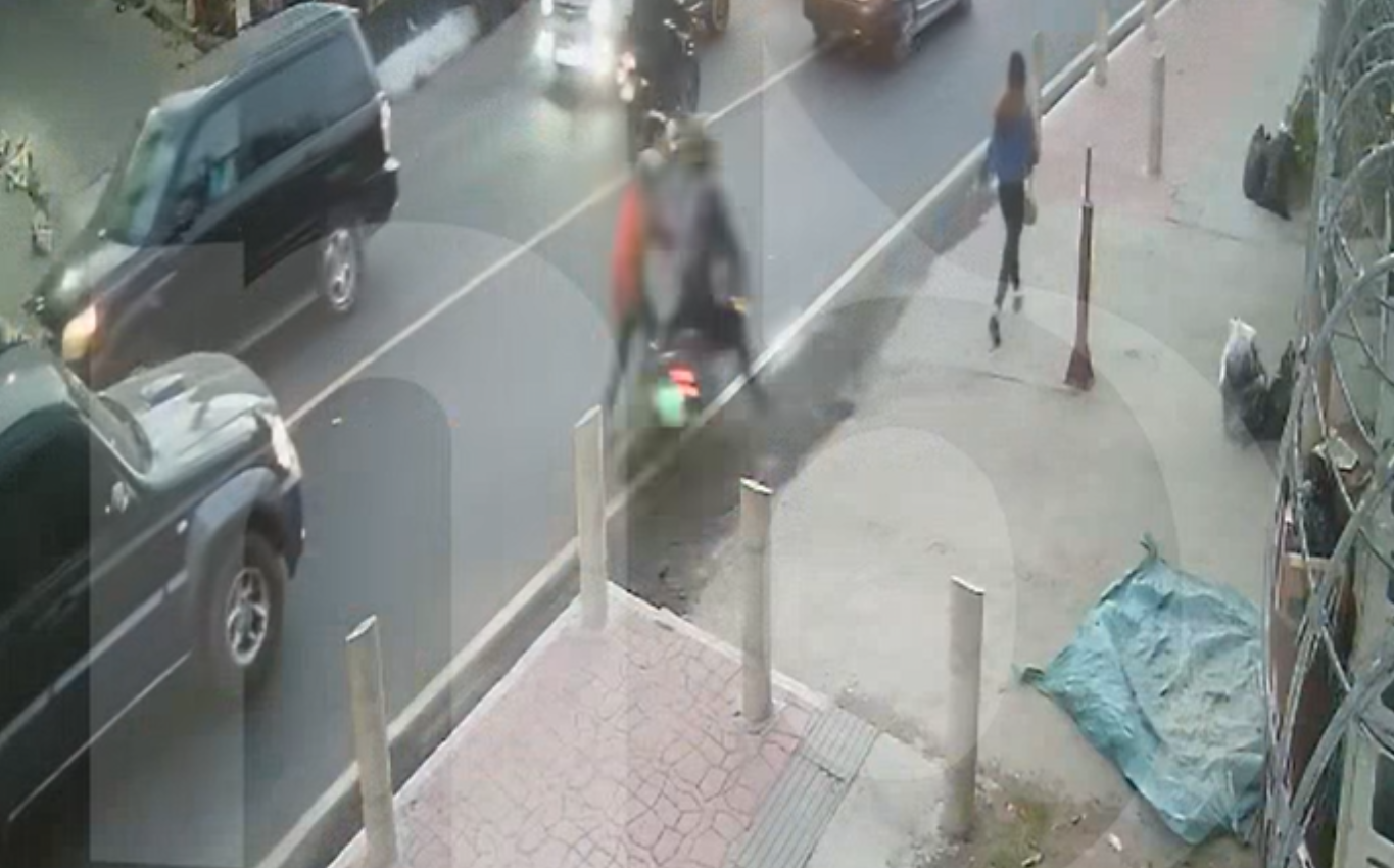 Video: el momento en que peatón es arrollado por una motocicleta en medio del tránsito