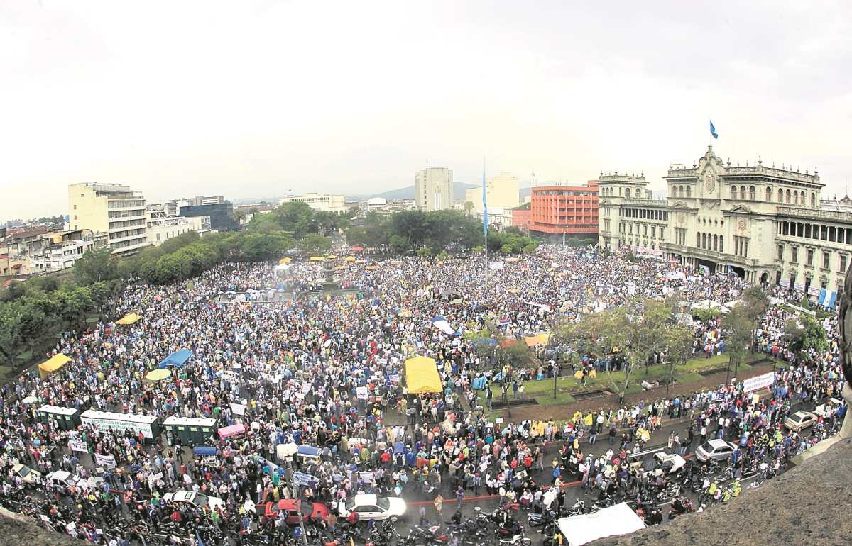 Una manifestación multitudinaria en el 2015, cuando la ciudadanía reaccionó indignada ante las revelaciones de casos de corrupción. (Foto Prensa Libre: Hemeroteca PL)
