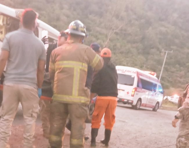 Un autobús con migrantes cayó a un precipicio en Los Planes de Gualaca, Panamá, y murieron al menos 33 migrantes. (Foto Prensa Libre: Sinaproc Panamá)