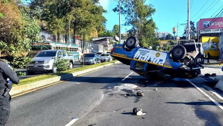 En el km. 15.9 de la ruta Interamericana volcó una patrulla de la PNC. No se reportaron heridos. (Foto Prensa Libre: Policía de Tránsito Mixco).