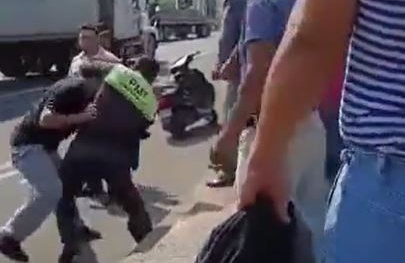 Video: así fue el enfrentamiento a golpes de un agente de la PMT y un conductor de bus en Mazatenango y esto dicen las autoridades