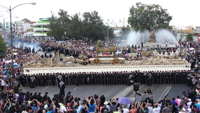Las autoridades de tránsito informaron su previsión por el recorrido de procesiones en el Centro Histórico. (Foto Prensa Libre: Hemeroteca) 