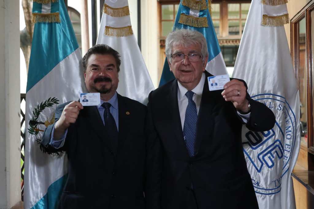 El exvicepresidente Rafael Espada y Arturo Herrador recibieron sus credenciales como binomio presidencial del Partido Republicano. (Foto Prensa Libre: Elmer Vargas)