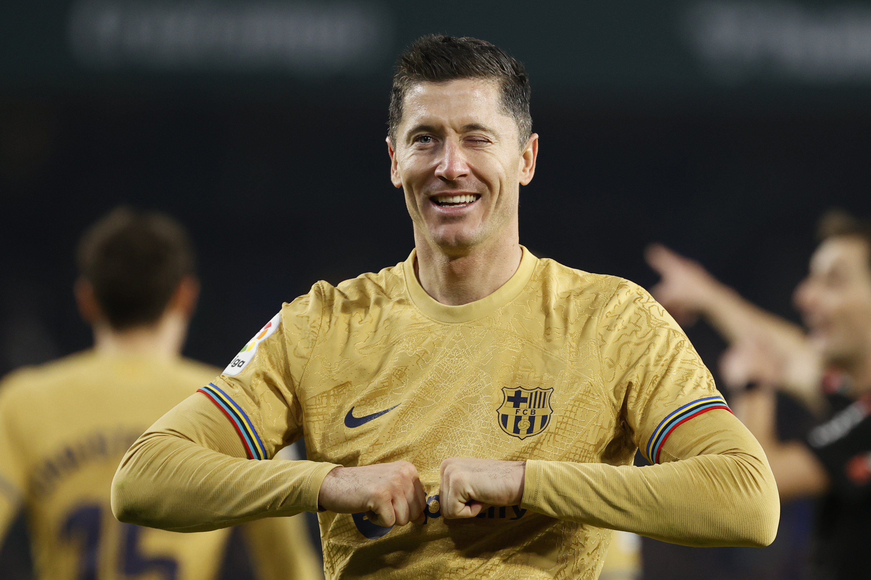 El delantero del Barcelona Robert Lewandowski celebra tras marcar el segundo gol ante el Betis. (Foto Prensa Libre: EFE)