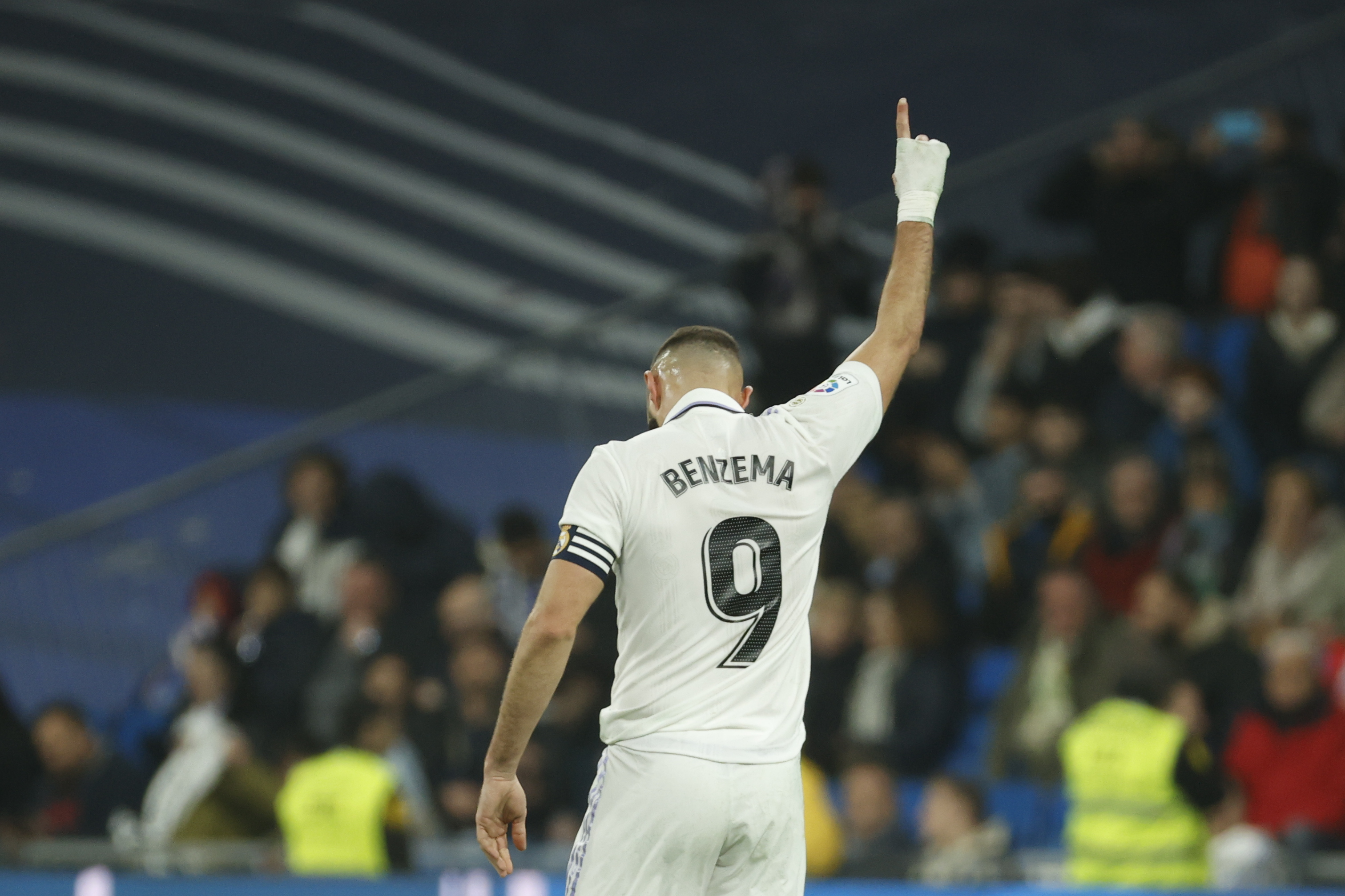 El delantero francés del Real Madrid Karim Benzema celebra su segundo gol, tercero del equipo ante el Elche CF. (Foto Prensa Libre: EFE)