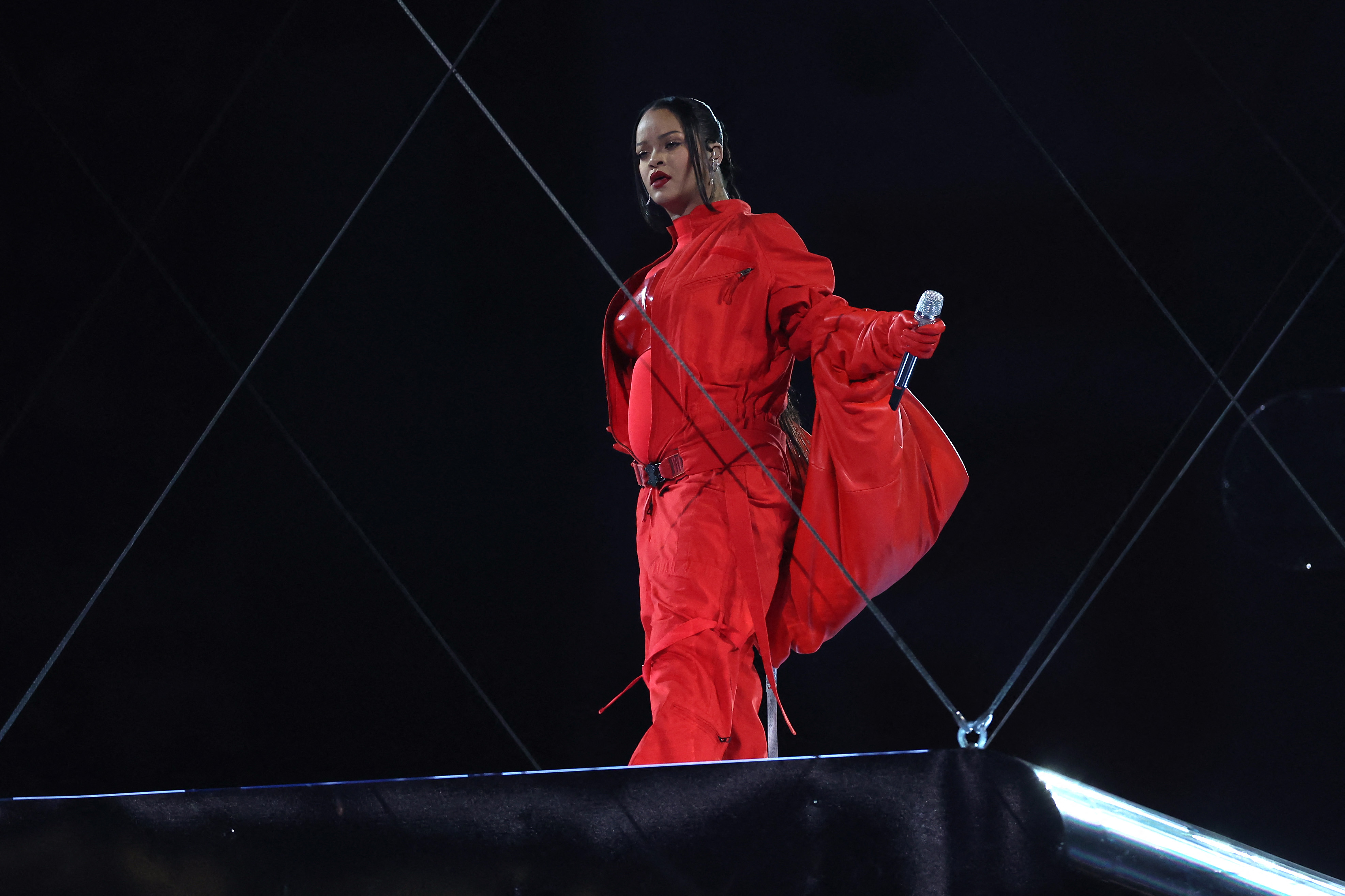 Rihanna se presenta en el escenario durante el Apple Music Super Bowl LVII Halftime Show en el State Farm Stadium el 12 de febrero de 2023 en Glendale, Arizona.  (Foto Prensa Libre: AFP)