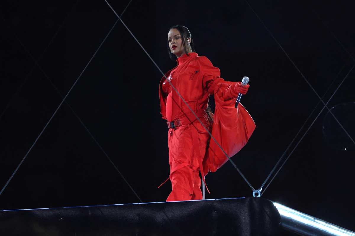 Super Bowl 2023: Rihanna impresiona con su espectáculo en la que baja de plataformas voladoras