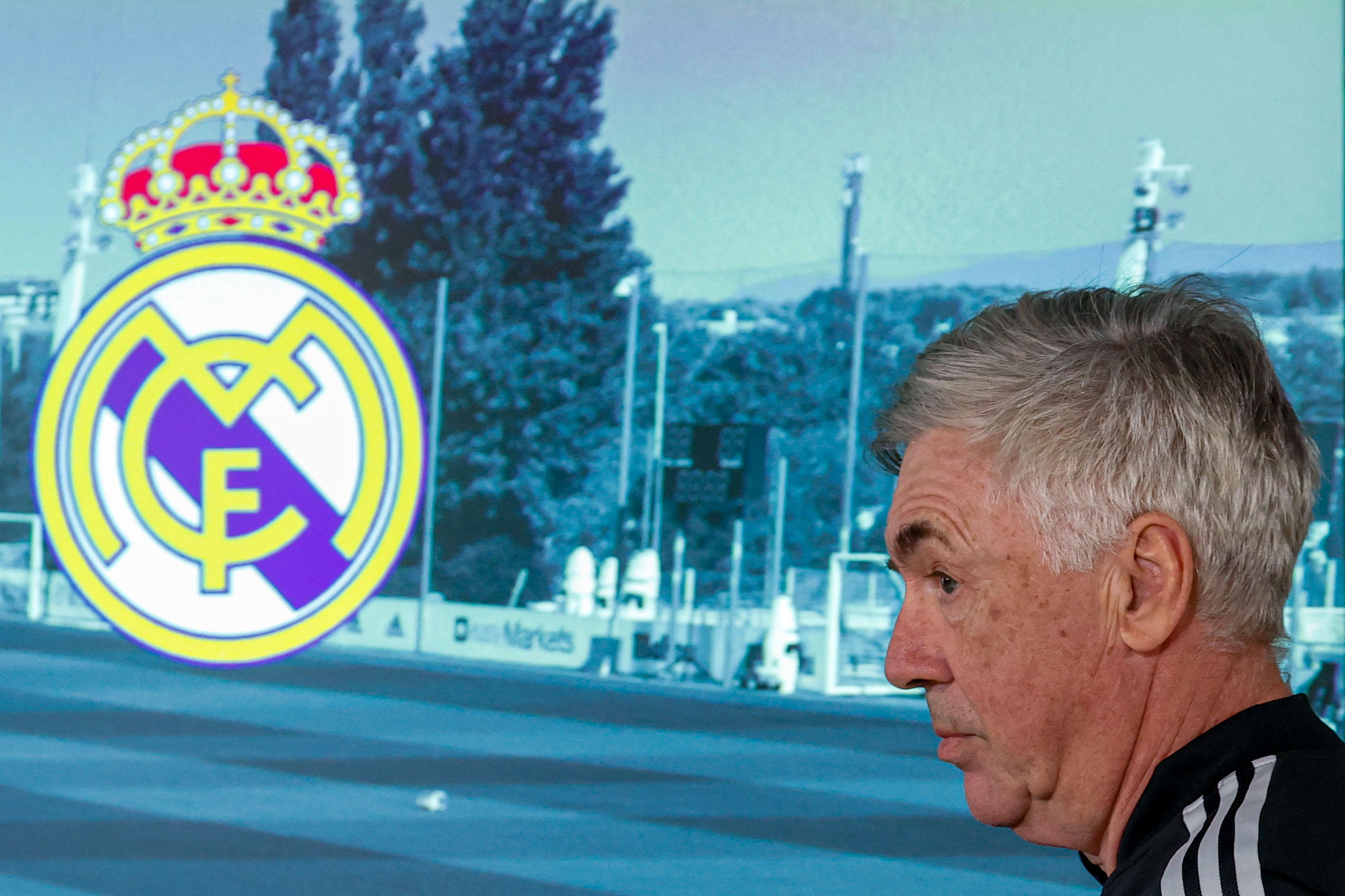 El entrenador del Real Madrid, Carlo Ancelotti, ofrece una rueda de prensa tras el entrenamiento del equipo en la ciudad deportiva de Valdebebas. (Foto Prensa Libre: EFE)