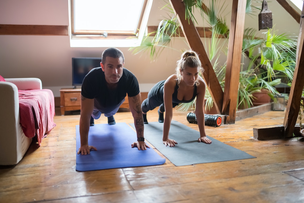 Hacer ejercicios en casa para bajar de peso puede ser una buena actividad en pareja o amigos. (Foto Prensa Libre: Kampus Production en pexels.com).