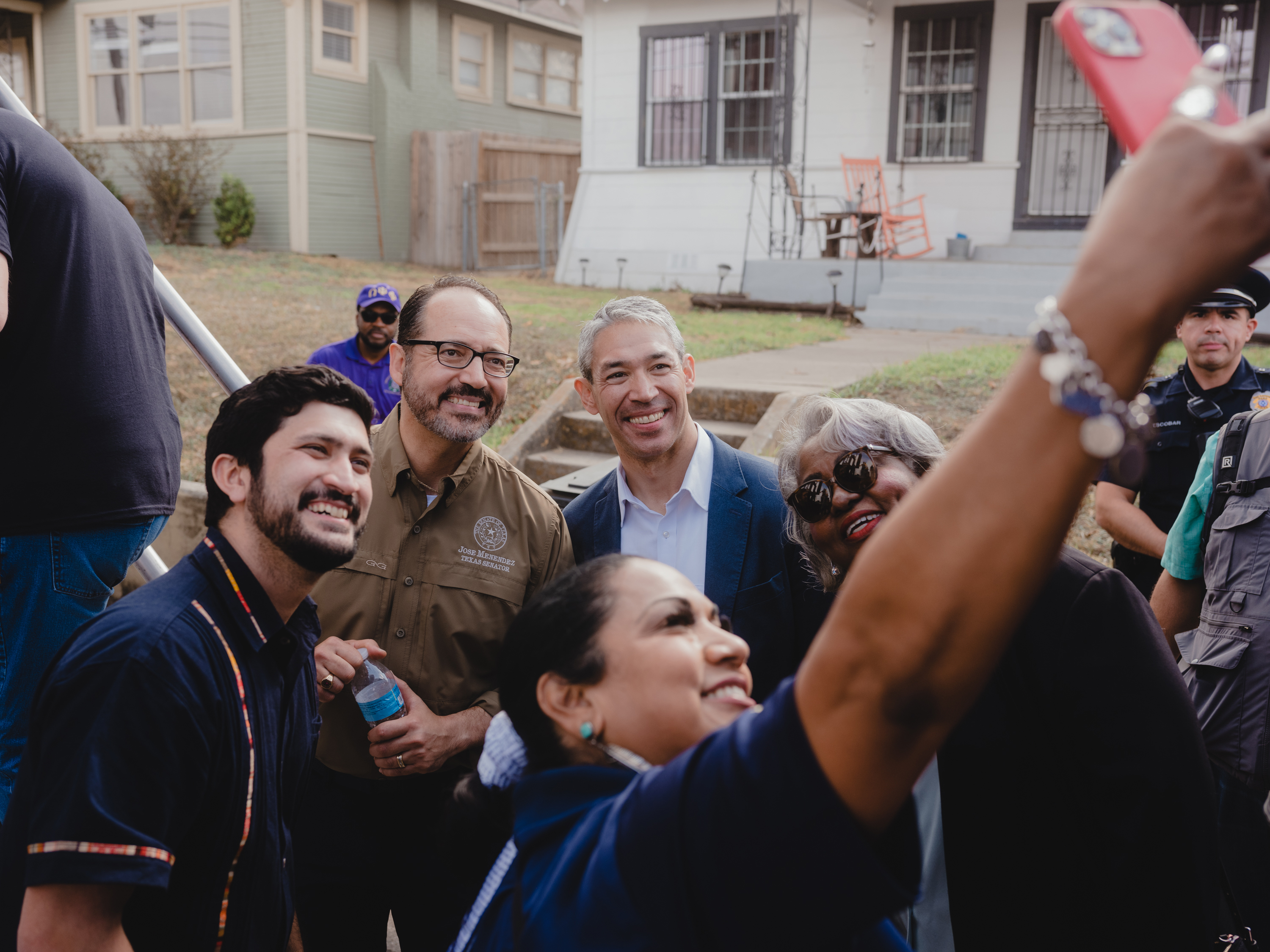 El alcalde de San Antonio, Ron Nirenberg, con chaqueta azul, se hace una foto con los asistentes a la Marcha del Día de Martin Luther King Jr. en San Antonio, el 16 de enero de 2023.  (Foto Prensa Libre: Christopher Lee/The New York Times)