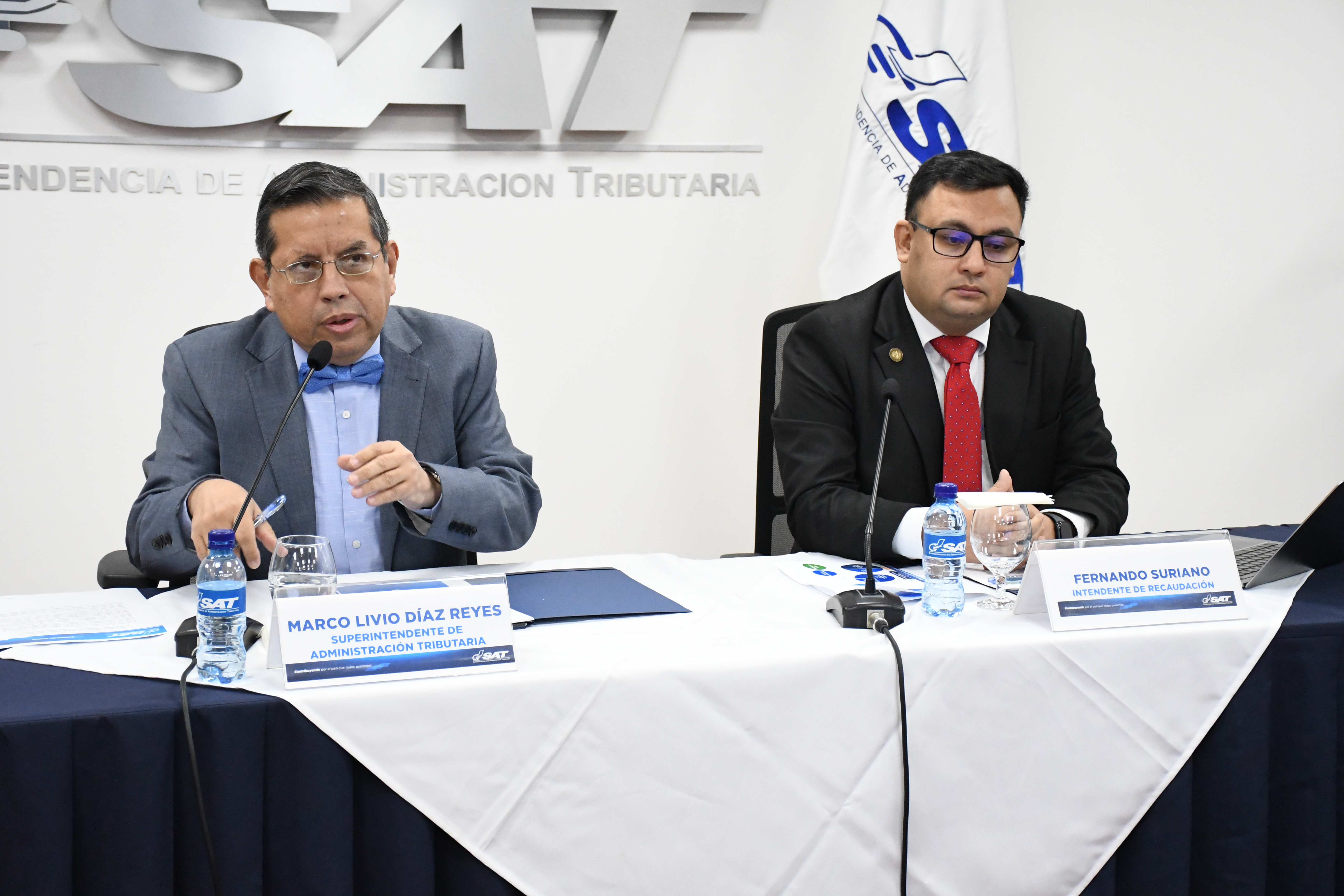 El superintendente de Administración Tributaria, Marco Livio Díaz, y el intenente de Recaudación, Fernando Suriano, brindaron información de los hallazgos de tipología de incumplimiento tributario de exportadores registrados como Pequeños Contribuyentes. (Foto Prensa Libre: cortesía de la SAT).