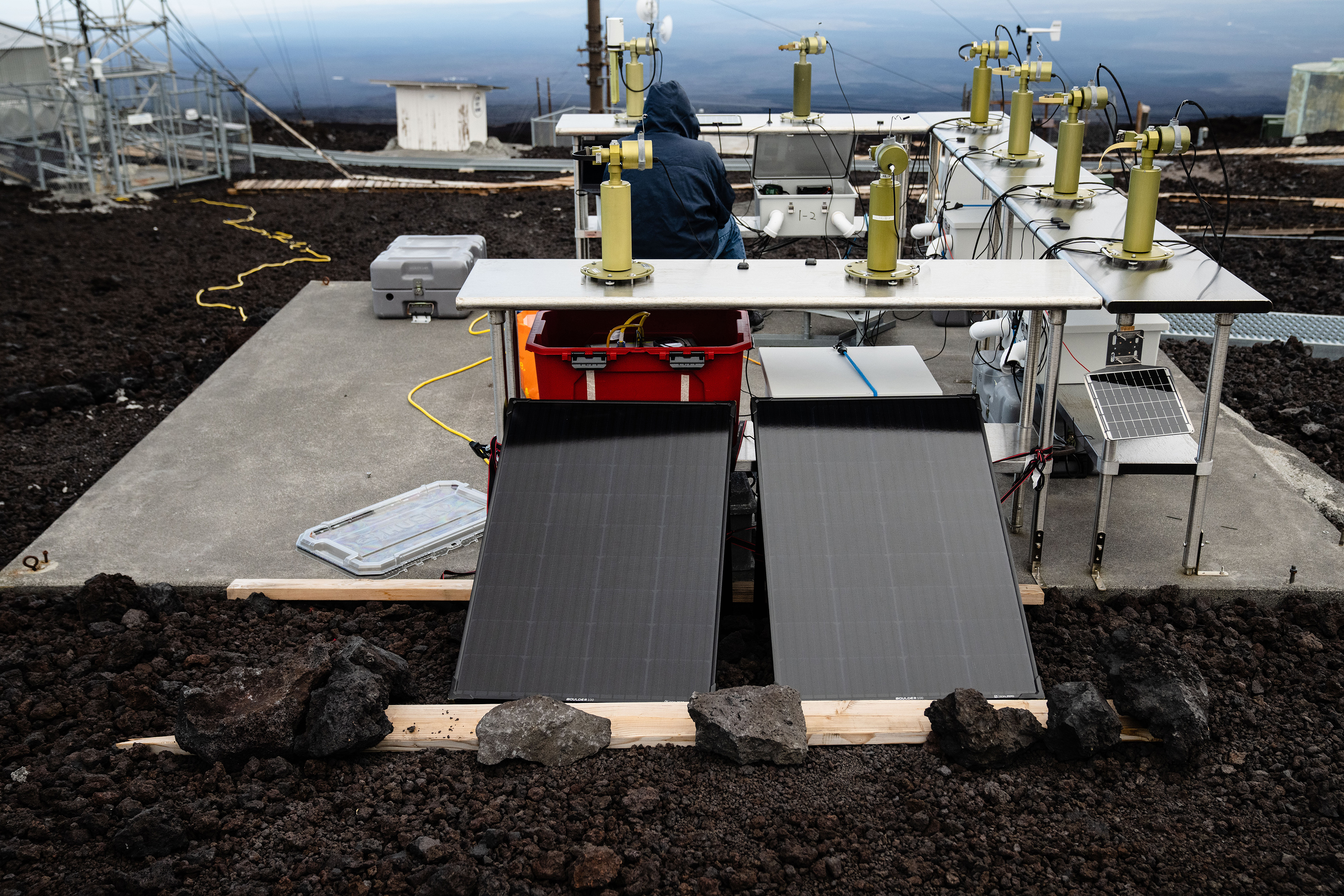 Paneles solares, para un proyecto de la Nasa, se estabilizan con rocas volcánicas y madera contrachapada en el Observatorio Mauna Loa en Hawai, 25 de enero de 2023. (Foto Prensa Libre: Erin Schaff/The New York Times)