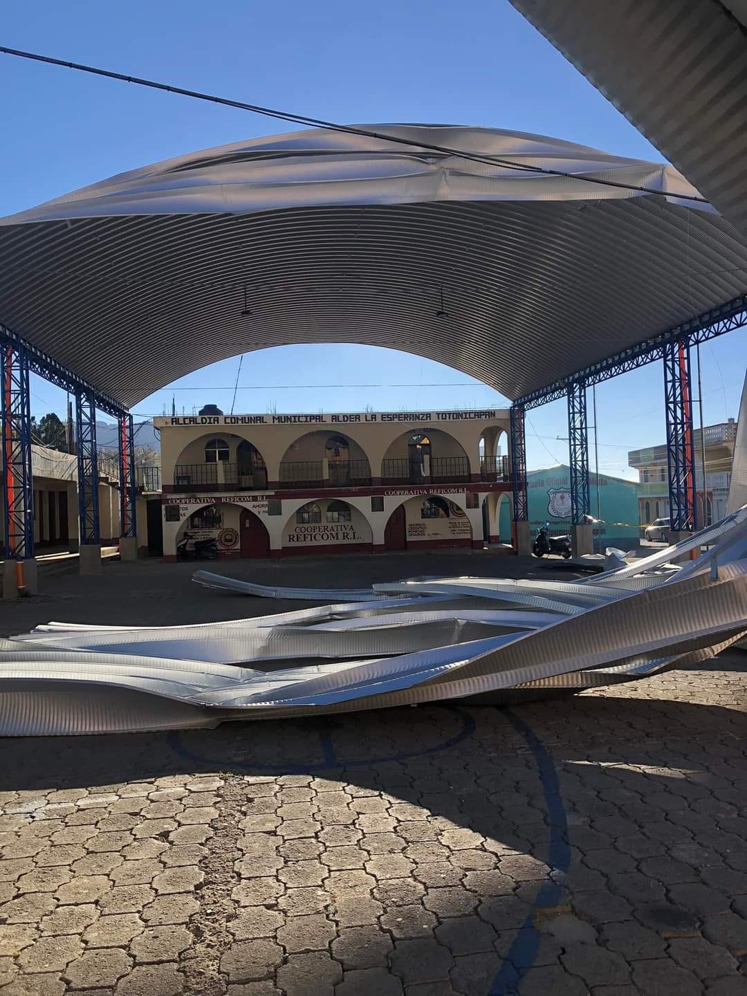 Vientos fuertes provocan colapso del techo de un salón comunal en Totonicapán