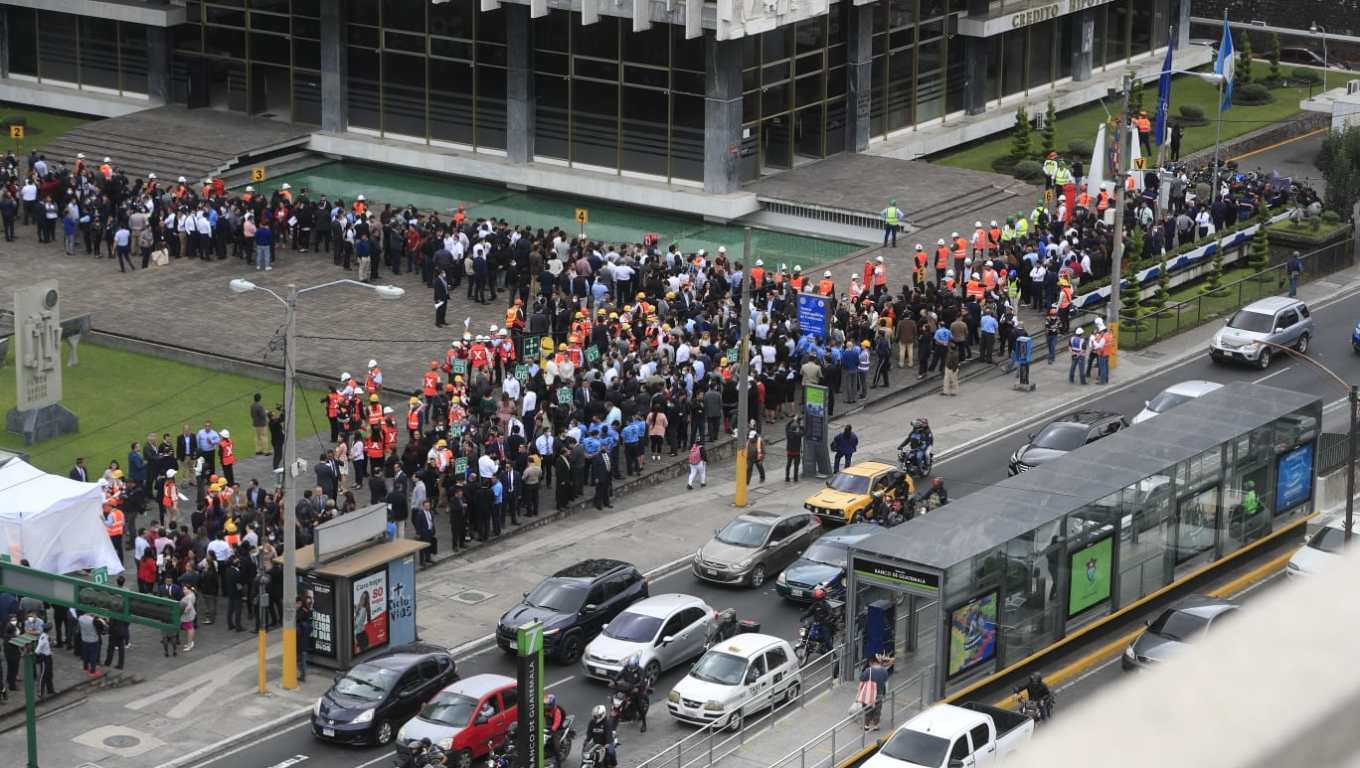 Personas salen a las calles durante el simulacro de terremoto en Guatemala este viernes 3 de febrero de 2023. (Foto Prensa Libre: María José Bonilla)