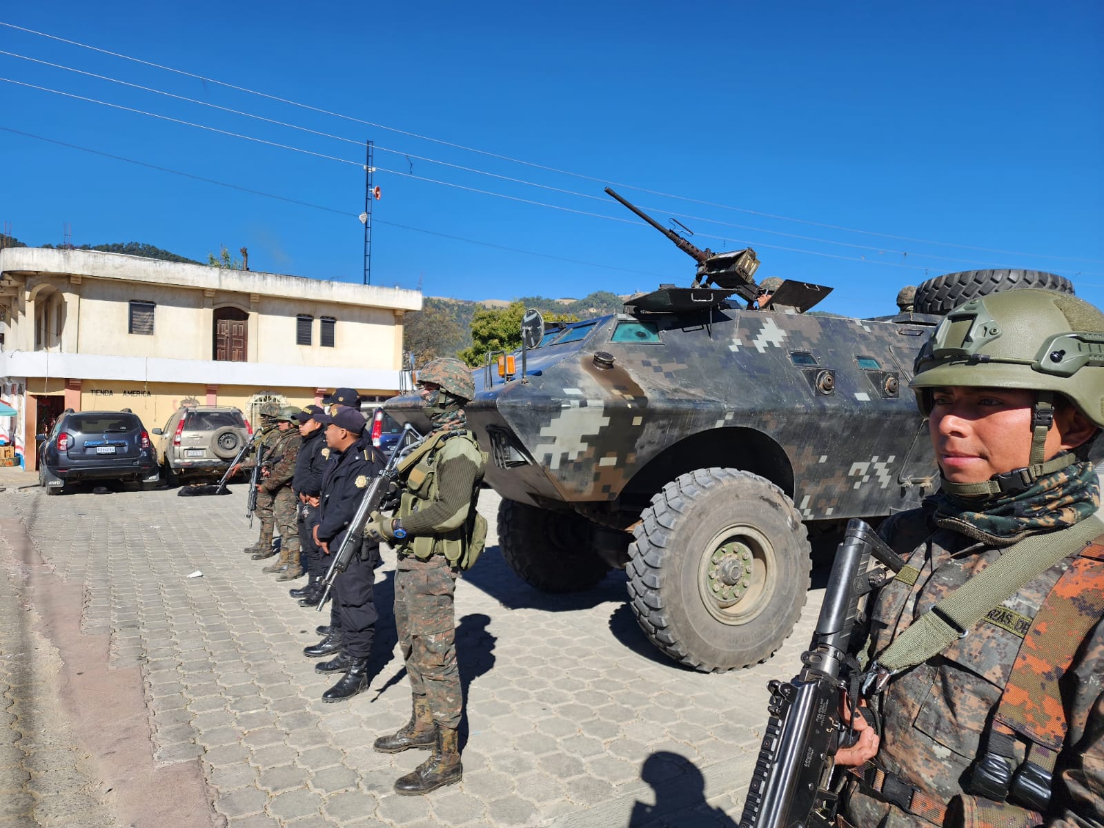 Soldados y agentes de la PNC permanecen en Nahualá y Santa Catarina Ixtahuacán, Sololá, luego de nuevos enfrentamientos de pobladores. (Foto Prensa Libre: Ejército de Guatemala)