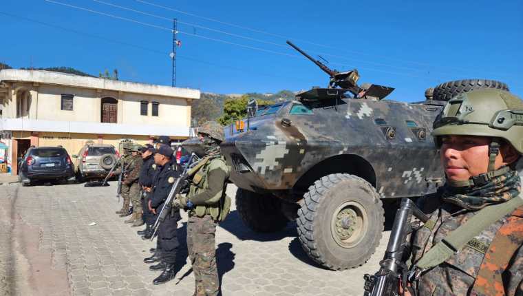 Soldados y agentes de la PNC permanecen en Nahualá y Santa Catarina Ixtahuacán, Sololá, luego de nuevos enfrentamientos de pobladores. (Foto Prensa Libre: Ejército de Guatemala)
