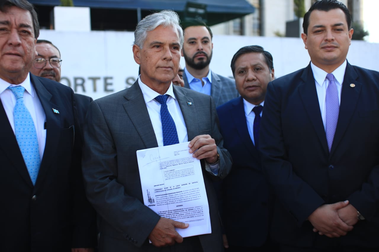 Integrantes del partido Todos interponen una acción legal ante la CSJ contra la inscripción del binomio presidencial del partido UNE.  (Foto Prensa Libre: Carlos H. Ovalle)