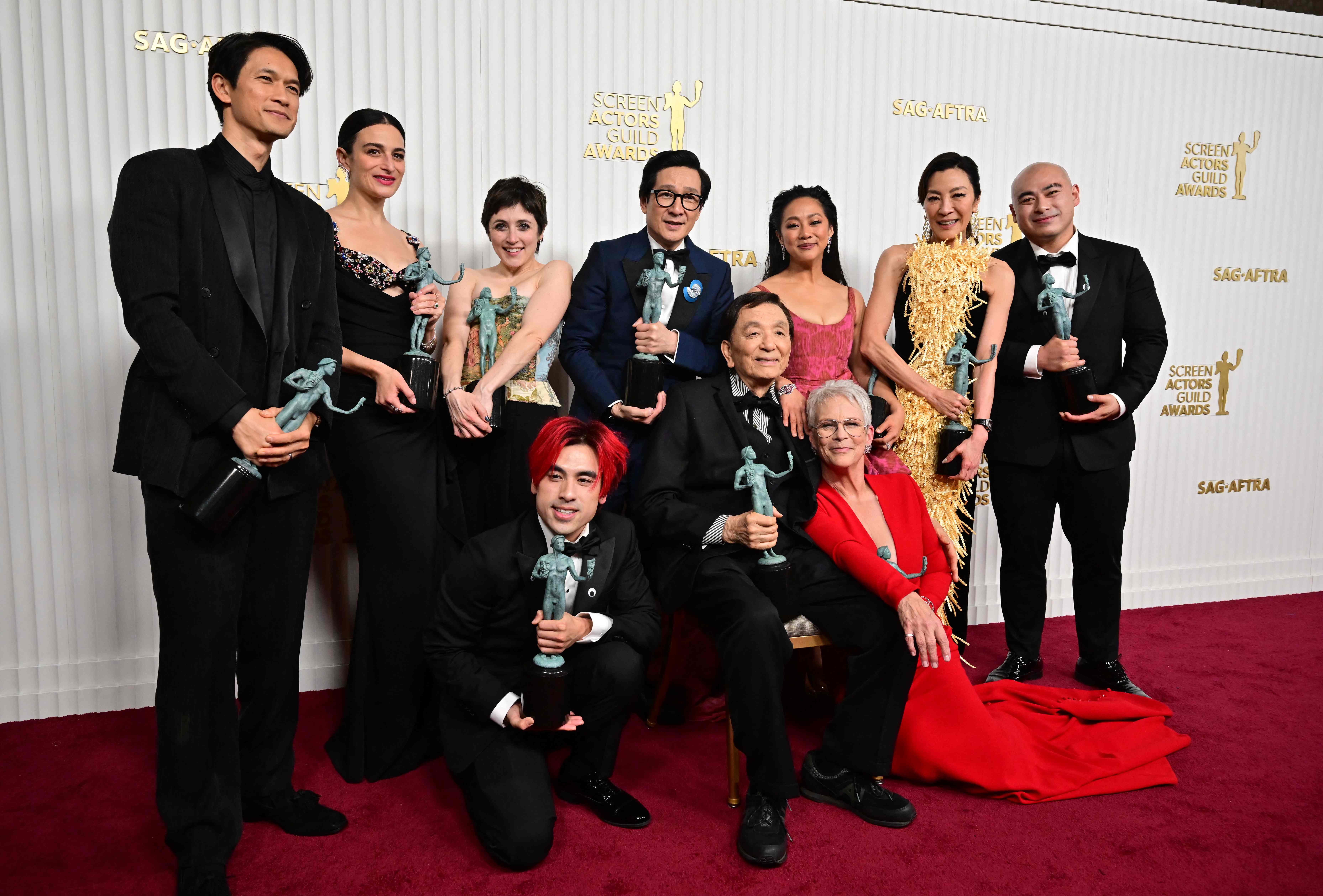 El elenco de 'Todo En Todas Partes Al Mismo Tiempo' luego de la ceremonia de los SAG Awards 2023. 
(Foto Prensa Libre: AFP)