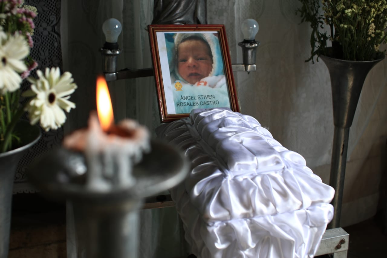 Familiares y vecinos velan a Ángel Rosales, un bebé de 12 días que falleció en una vivienda en la colonia Los Ángeles, zona 6 de la Ciudad de Guatemala. (Fotografía: Carlos Hernández Ovalle)