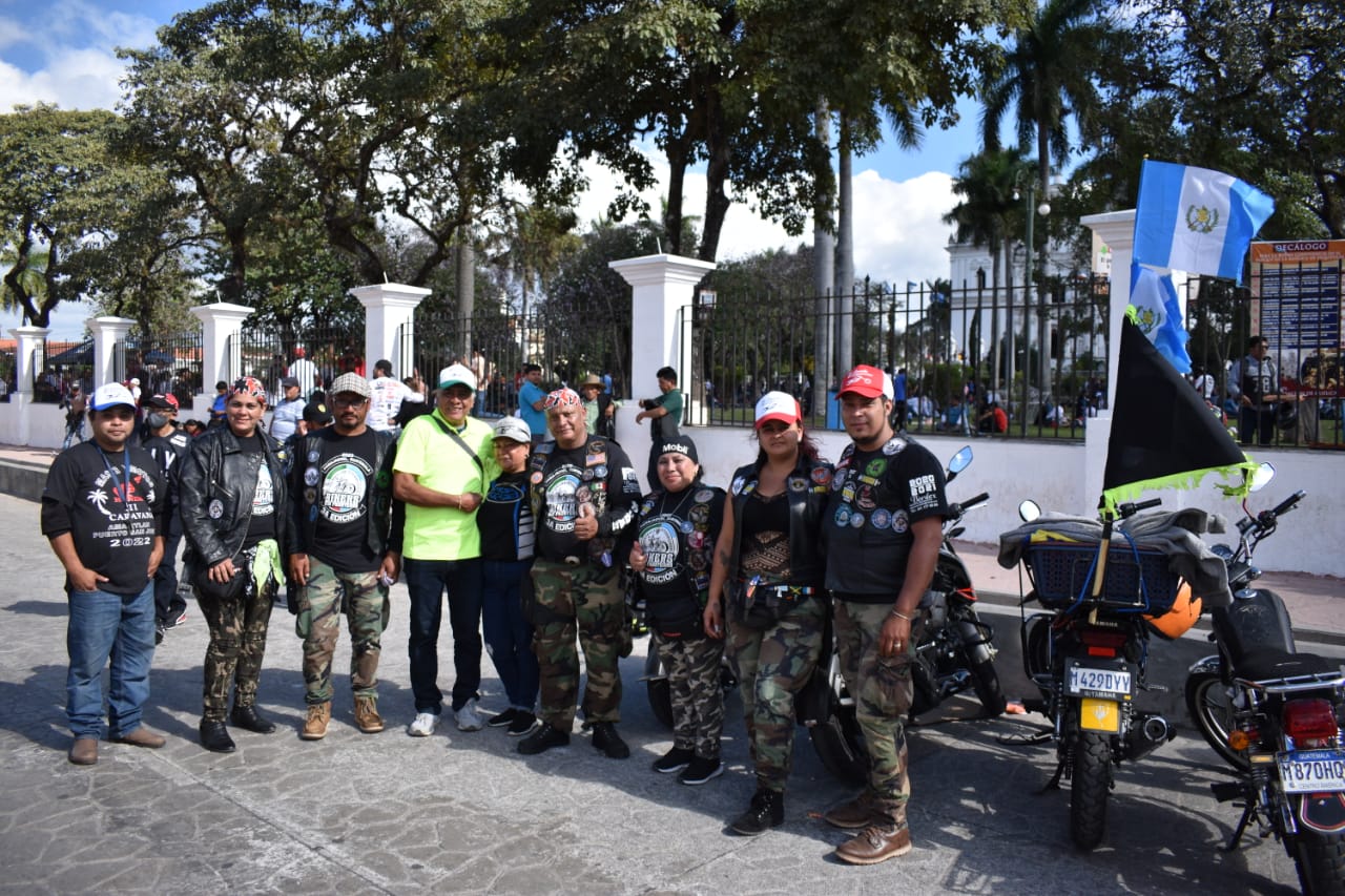 Algunos motociclistas viajan en grupos o pertenecen a clubes, por lo que portan sus uniformes. Las personas aprovechan las paradas en el camino para tomarse una foto con ellos. (Foto Prensa Libre: Mayra Sosa).