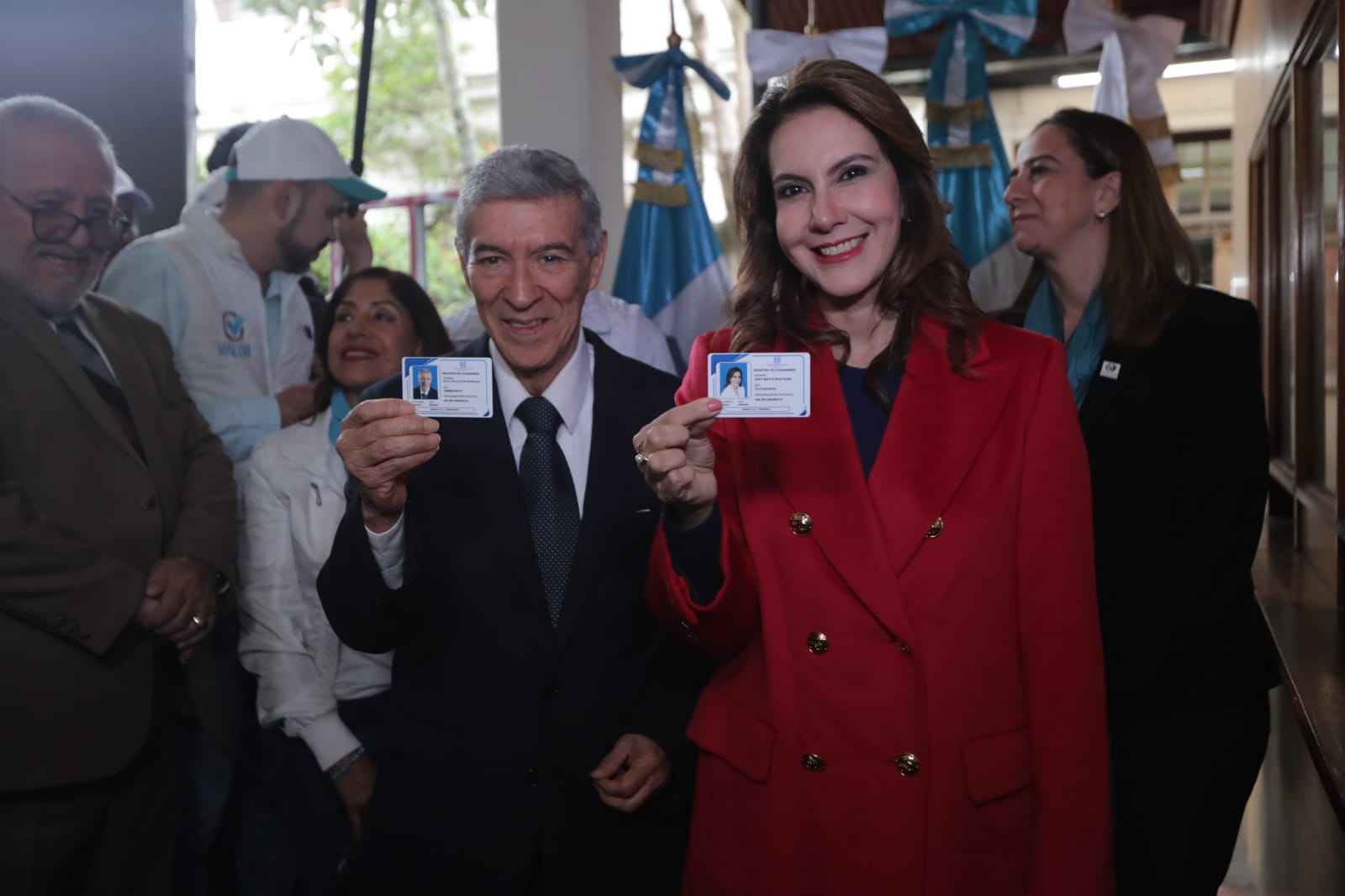 Zury Ríos y Héctor Cifuentes tras recibir las credenciales que los certifican como candidatos para las elecciones 2023. Fotografía: Prensa Libre (Elmer Vargas).