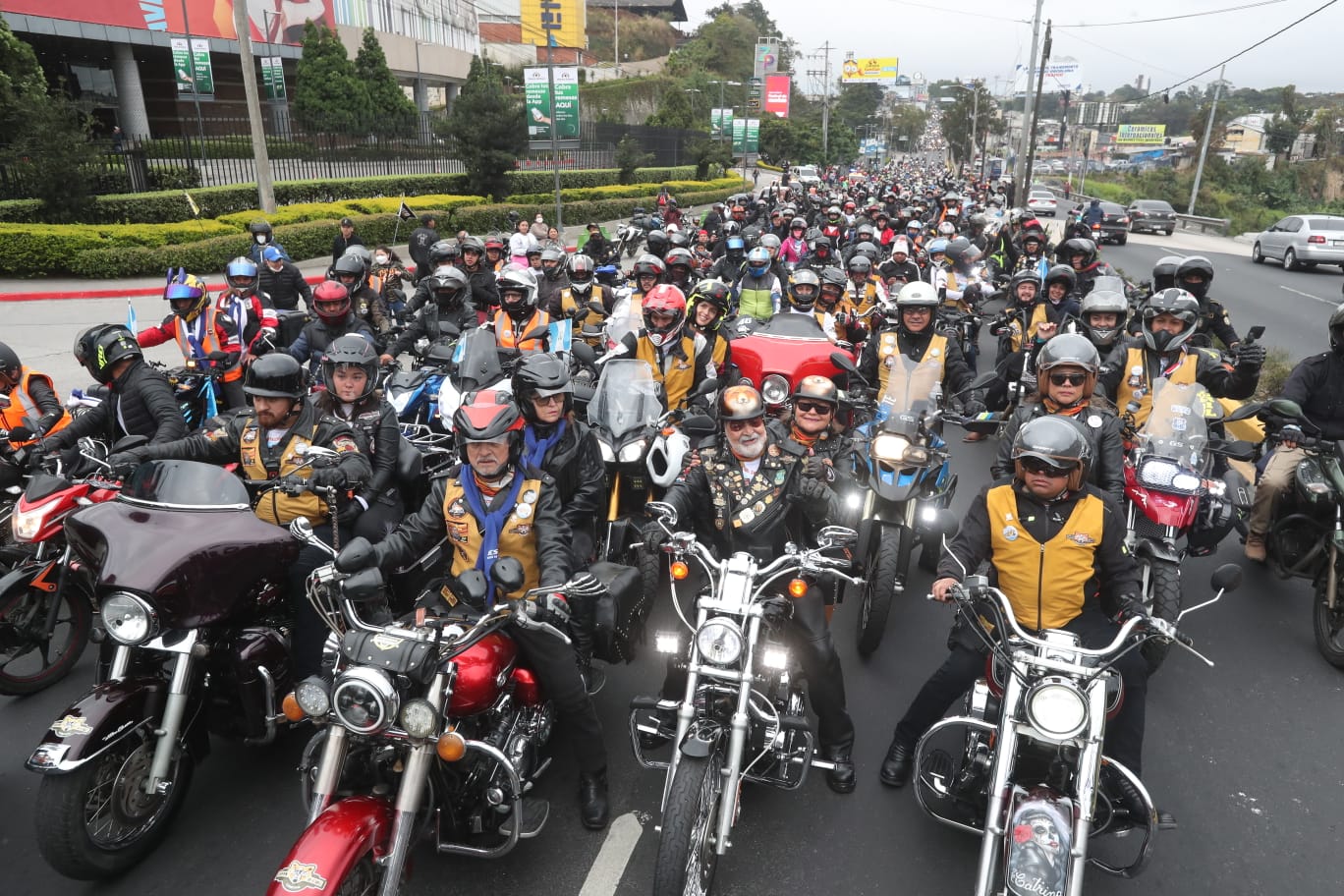 Miles de motociclistas participan en la Caravana del Zorro en su edición número 62. Fotografía: Prensa Libre (Erick Avila). 
