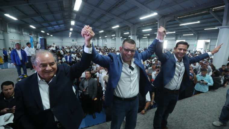 Manuel Baldizón acompañó al binomio presidencial de Cambio al momento de ser proclamados. Fotografía: Prensa Libre.