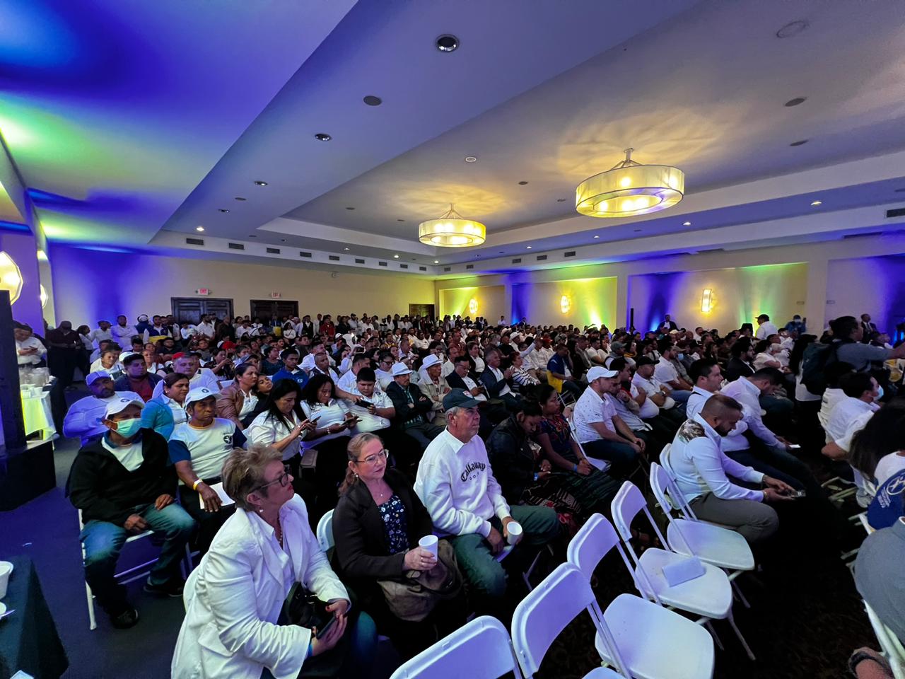 La actividad política se desarrolla en un hotel de la zona 4 capitalina. Fotografía: Prensa Libre.