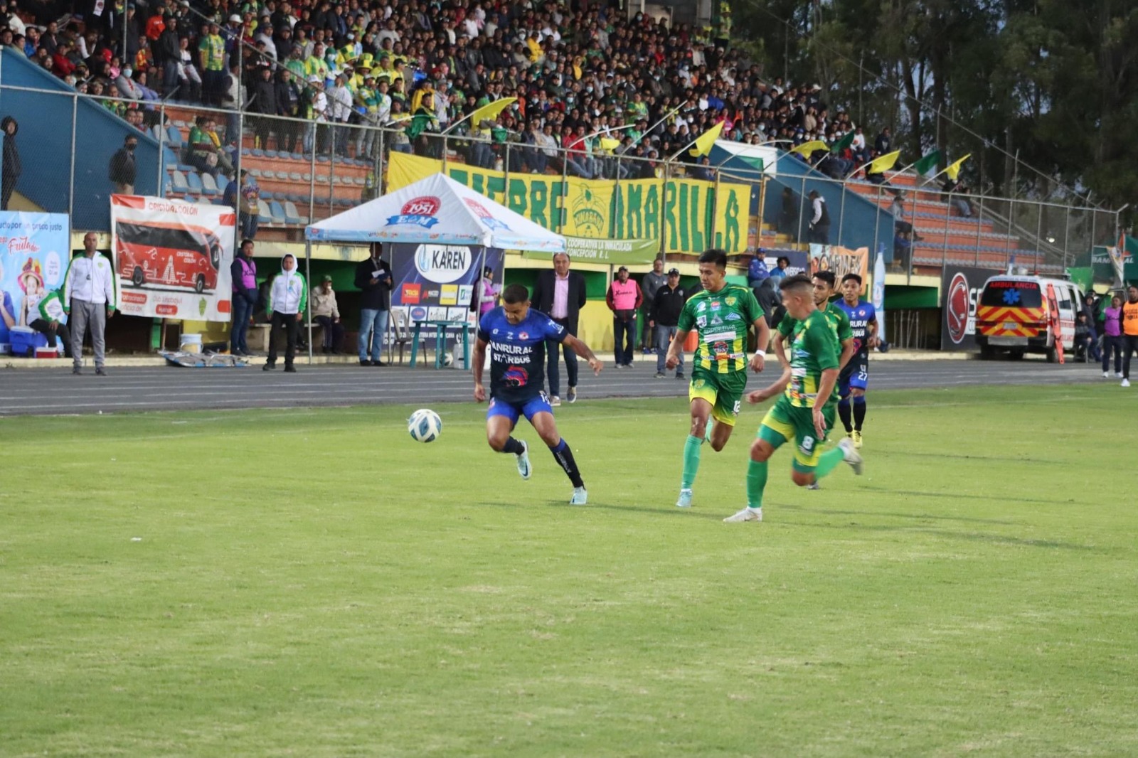 Jugadores de Xinabajul Huehue se presentaron al partido de la jornada 4 frente a Iztapa exigiendo el pago de su sueldo. Foto Prensa Libre (Deportivo Iztapa)