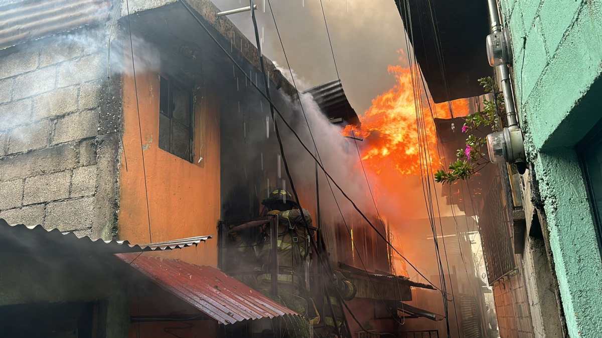 IMÁGENES: Incendio consume viviendas en el asentamiento El Esfuerzo