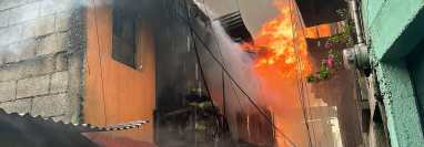 Socorristas atienden un incendio en la zona 7 capitalina que ha afectado varias viviendas. (Foto Prensa Libre: Bomberos Voluntarios)