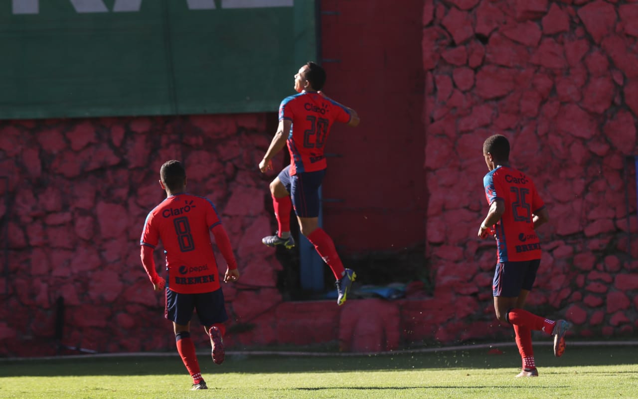 César Archila fue autor del gol rojo. Foto Prensa Libre (Erick Ávila)