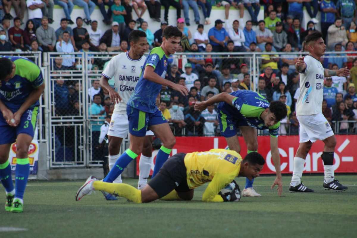 Deportivo Mixco y Comunicaciones firman un empate sin goles en el Santo Domingo