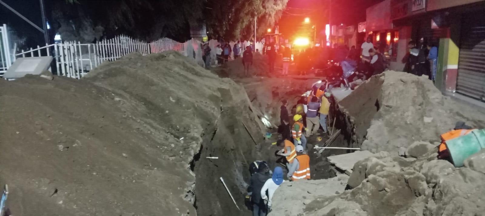 Personas que trabajaban en una zanja en la zona 1 de Xela quedaron soterradas. (Foto Prensa Libre: Cruz Roja Guatemalteca)