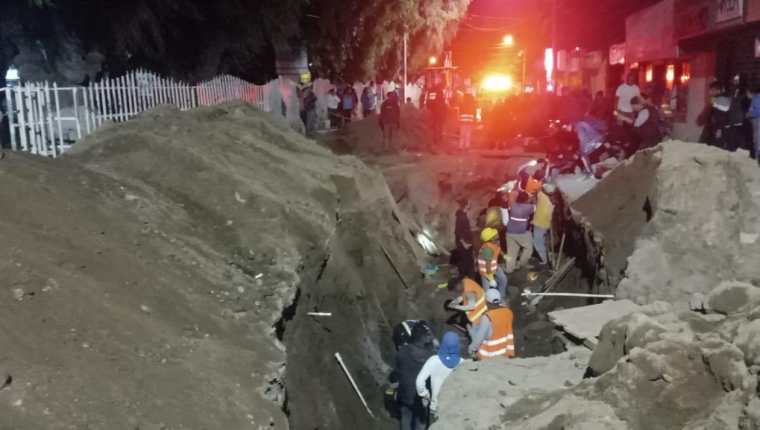 Personas que trabajaban en una zanja en la zona 1 de Xela quedaron soterradas. (Foto Prensa Libre: Cruz Roja Guatemalteca)
