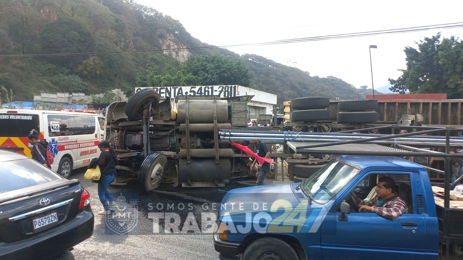 Accidente ruta al Pacífico: Tráiler vuelca y derrama diésel en ingreso a bulevar sur de San Cristóbal