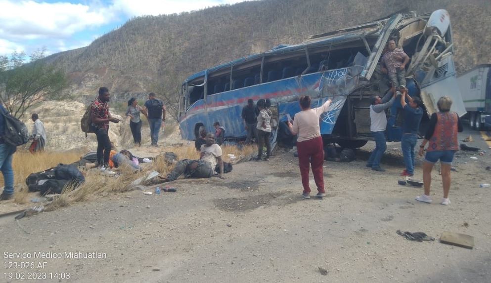 Un bus con 45 migrantes volcó en una carretera de Puebla, México, con saldo de 17 muertos, entre ellos centroamericanos, colombianos y venezolanos. (Foto Prensa Libre: tomada de Twitter de @JCarlos_Valerio)