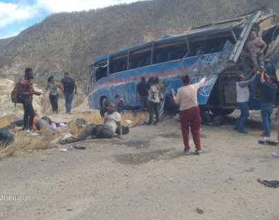 Tragedia de migrantes en México: suman 17 los muertos luego que un bus con ciudadanos de Centroamérica, Colombia y Venezuela volcó en Puebla