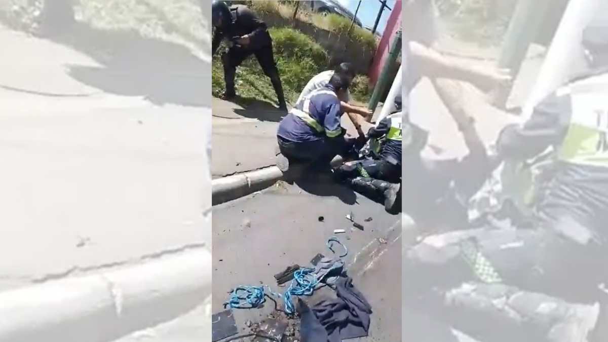 El agente de tránsito Mario Gálvez sufrió un accidente de tránsito al ser arrollado por un tráiler este 8 de febrero de 2023. (Foto Prensa Libre: captura de video)