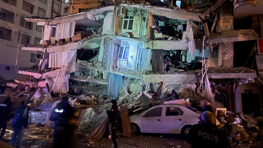 Destrucción deja a su paso el fuerte terremoto en Turquía.  (Foto: @EarthquakeChil1/Twitter)