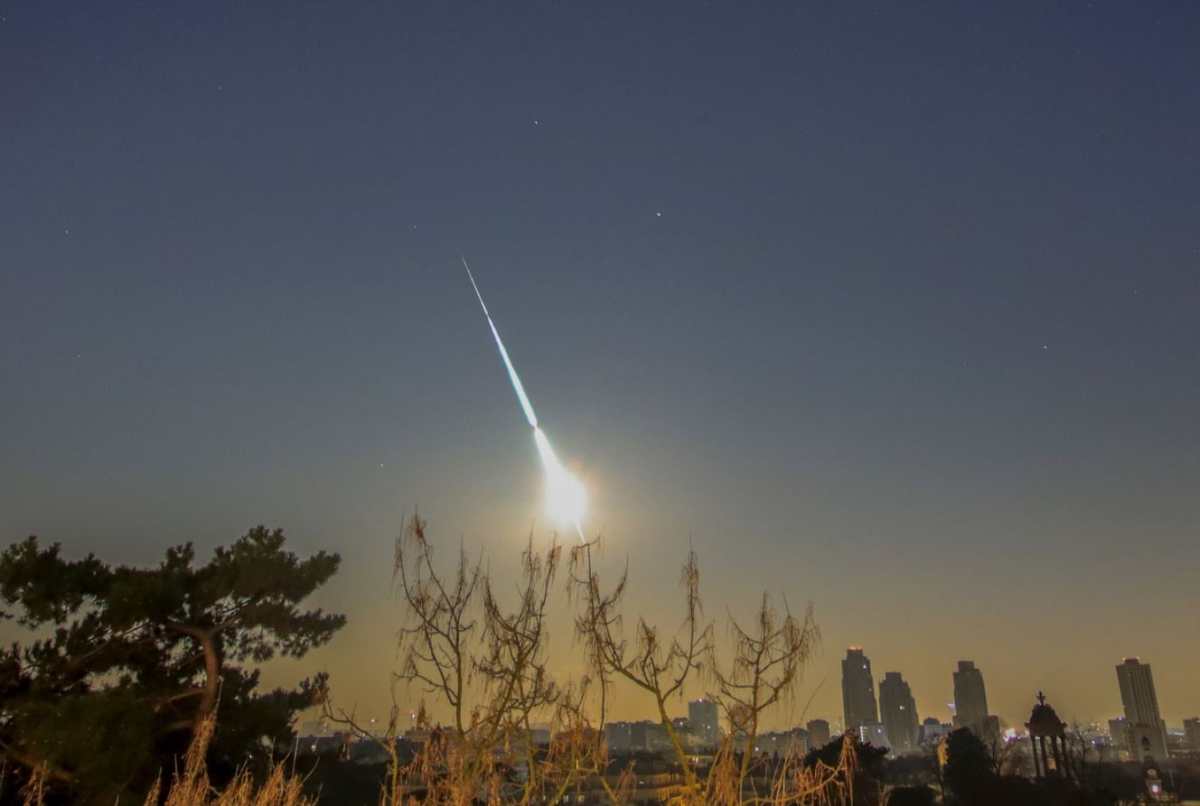 Las curiosas imágenes del asteroide que impactó contra atmósfera e iluminó el cielo en el norte de Francia