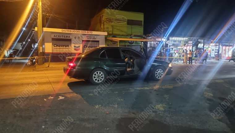 Vehículo en el que se conducían tres locutores que fueron atacados a balazos en la avenida Centro América de Escuintla. (Foto Prensa Libre: tomada de Periódico el Escuintleco)
