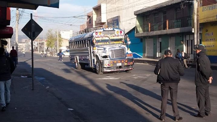 Piloto de un bus de Transportes Momosteca fue ultimado en la zona 3 de Xela. (Foto Prensa Libre: Bomberos Voluntarios)